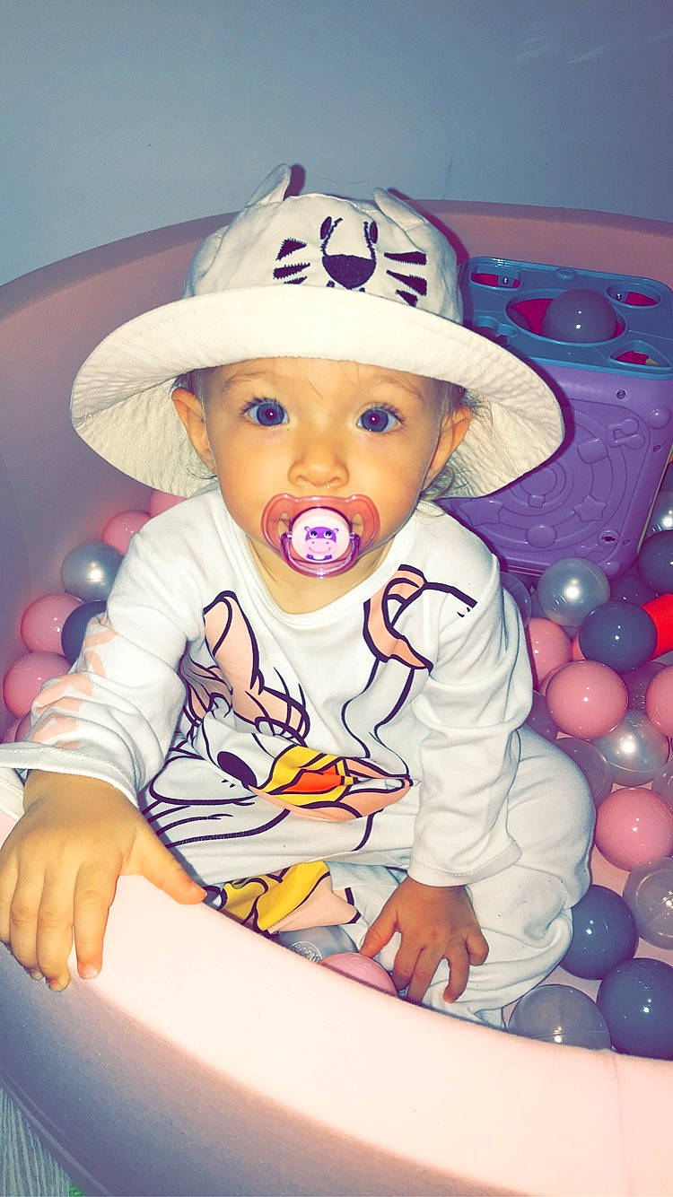 Chiara a rejoint le concours — aidez-le/la à gagner de superbes lots ! art, baby, baby_products, baby_toddler_clothing, cap, cheek, child, costume_hat, fashion_accessory, fun, happy, hat, headwear, party_supply, person, product, room, sitting, sleeve, sun_hat