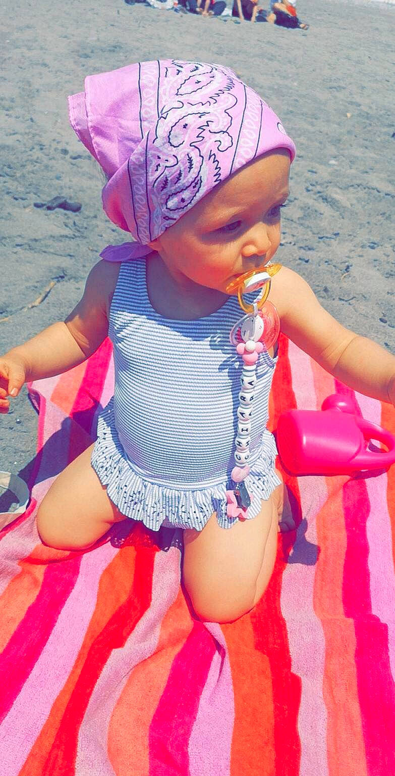 Chiara a rejoint le concours — aidez-le/la à gagner de superbes lots ! baby_toddler_clothing, blue, child, face, facial_expression, fashion, finger, fun, happy, headgear, headwear, magenta, mouth, pattern, person, pink, purple, skin, summer, textile