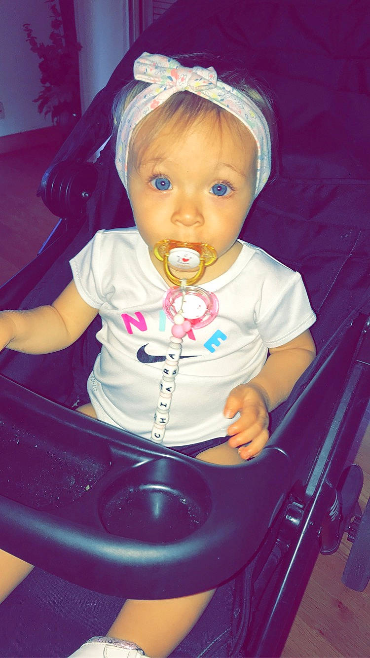 Chiara participe au concours pour gagner de l'argent avec cette photo : arm, baby, baby_toddler_clothing, cheek, child, cool, eye, facial_expression, fun, hairstyle, hand, head, iris, organ, person, photograph, pink, product, purple, skin