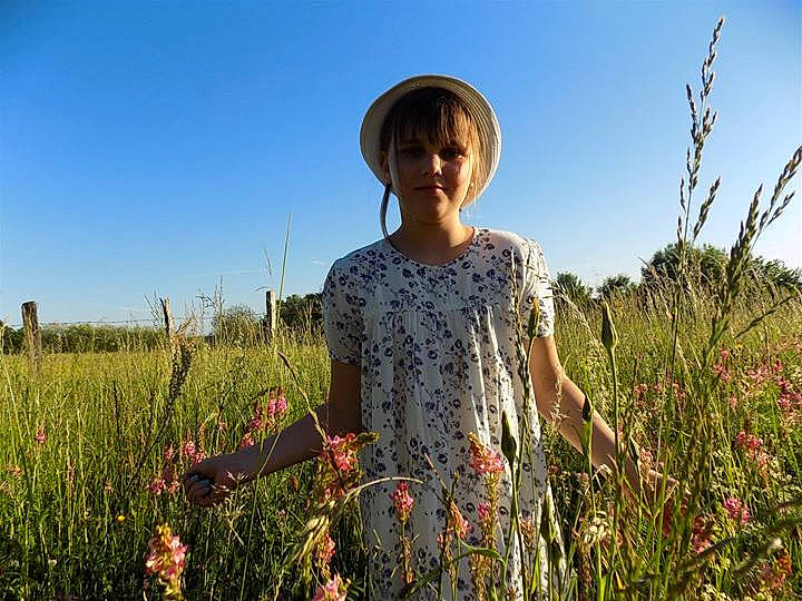 Sophie a rejoint le concours — aidez-le/la à gagner de superbes lots ! agriculture, crop, field, flower, grass, grass_family, habitat, meadow, natural_environment, people, plant, spring