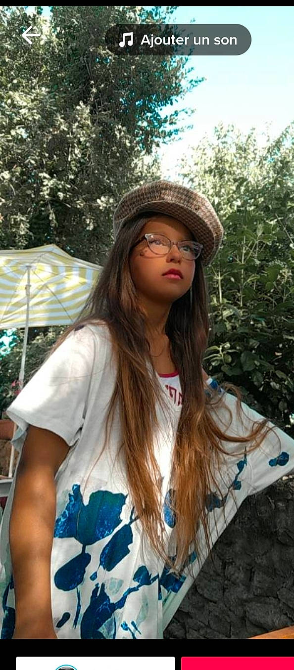 Maëlle participe au concours pour gagner de l'argent avec cette photo : black_hair, blond, brown_hair, cap, cool, electric_blue, eyewear, fashion_accessory, fashion_design, grass, happy, headwear, jewellery, leaf, leisure, lip, long_hair, person, plant, sunlight