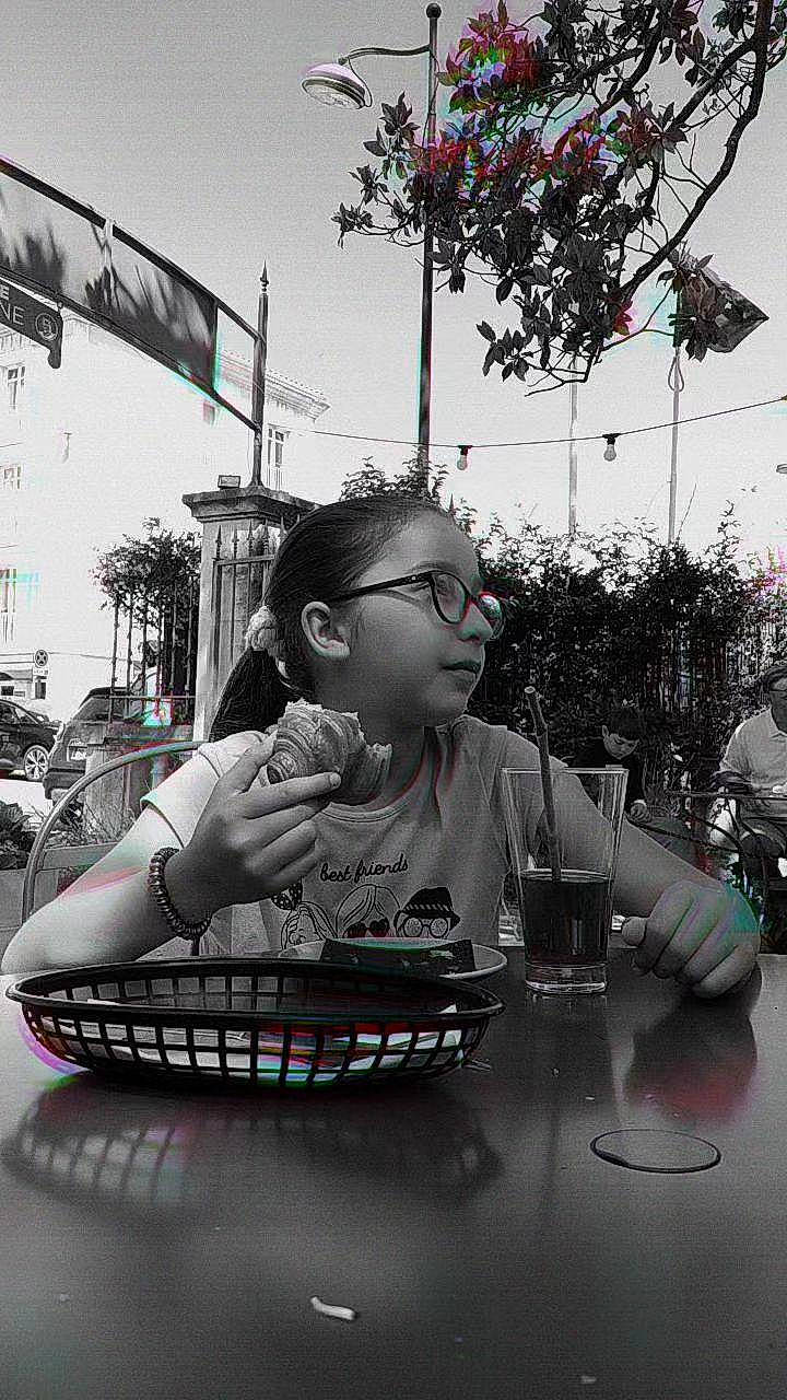 Maëlle a rejoint le concours — aidez-le/la à gagner de superbes lots ! automotive_design, automotive_tire, black_and_white, city, drinkware, eyewear, fun, happy, monochrome, monochrome_photography, person, plant, road, sky, style, summer, tableware, toddler, tree, urban_area