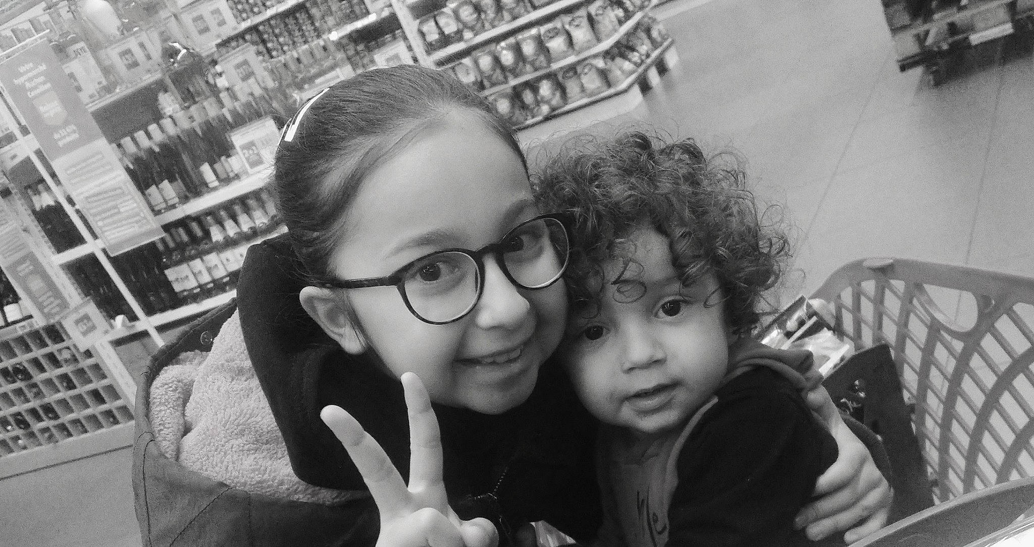 Maëlle participe au concours pour gagner de l'argent avec cette photo : black, black_and_white, cool, eyewear, fun, gesture, glasses, hairstyle, happy, iris, joy, monochrome, nose, organ, person, photograph, smile, style, toddler, v_sign