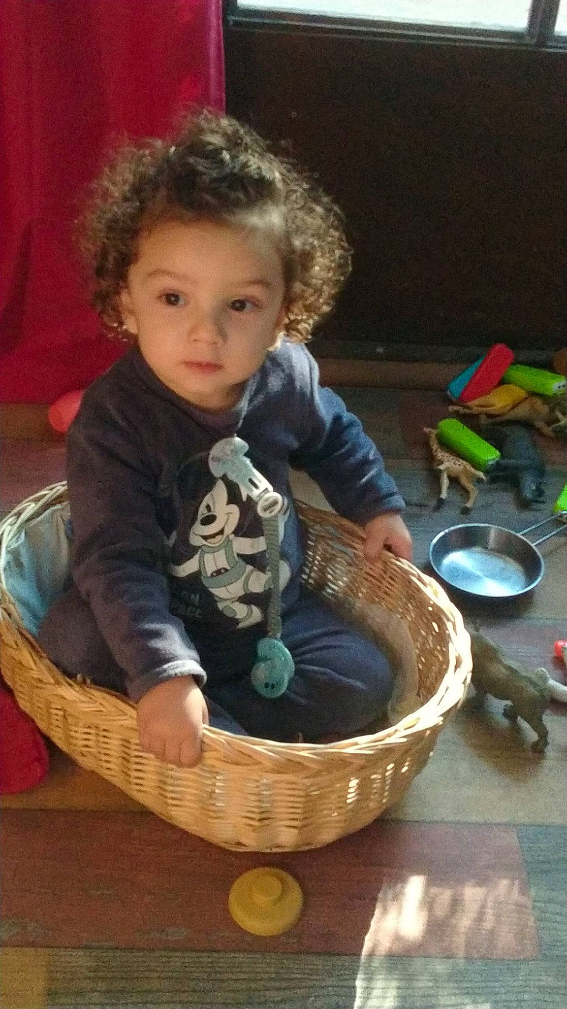 Ghali participe au concours pour gagner de l'argent avec cette photo : baby, baby_products, baby_toddler_clothing, basket, child, comfort, fun, happy, infant_bed, lap, office_supplies, pattern, person, play, sitting, storage_basket, toddler, wicker, wood