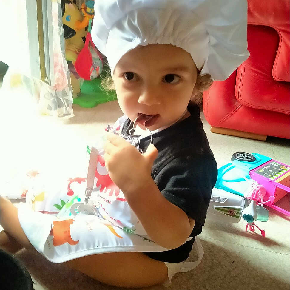 Ghali a rejoint le concours — aidez-le/la à gagner de superbes lots ! baby, cap, child, costume, costume_hat, event, fashion_accessory, fictional_character, fun, happy, hat, party, pink, play, room, sitting, sweetness, toddler, vacation