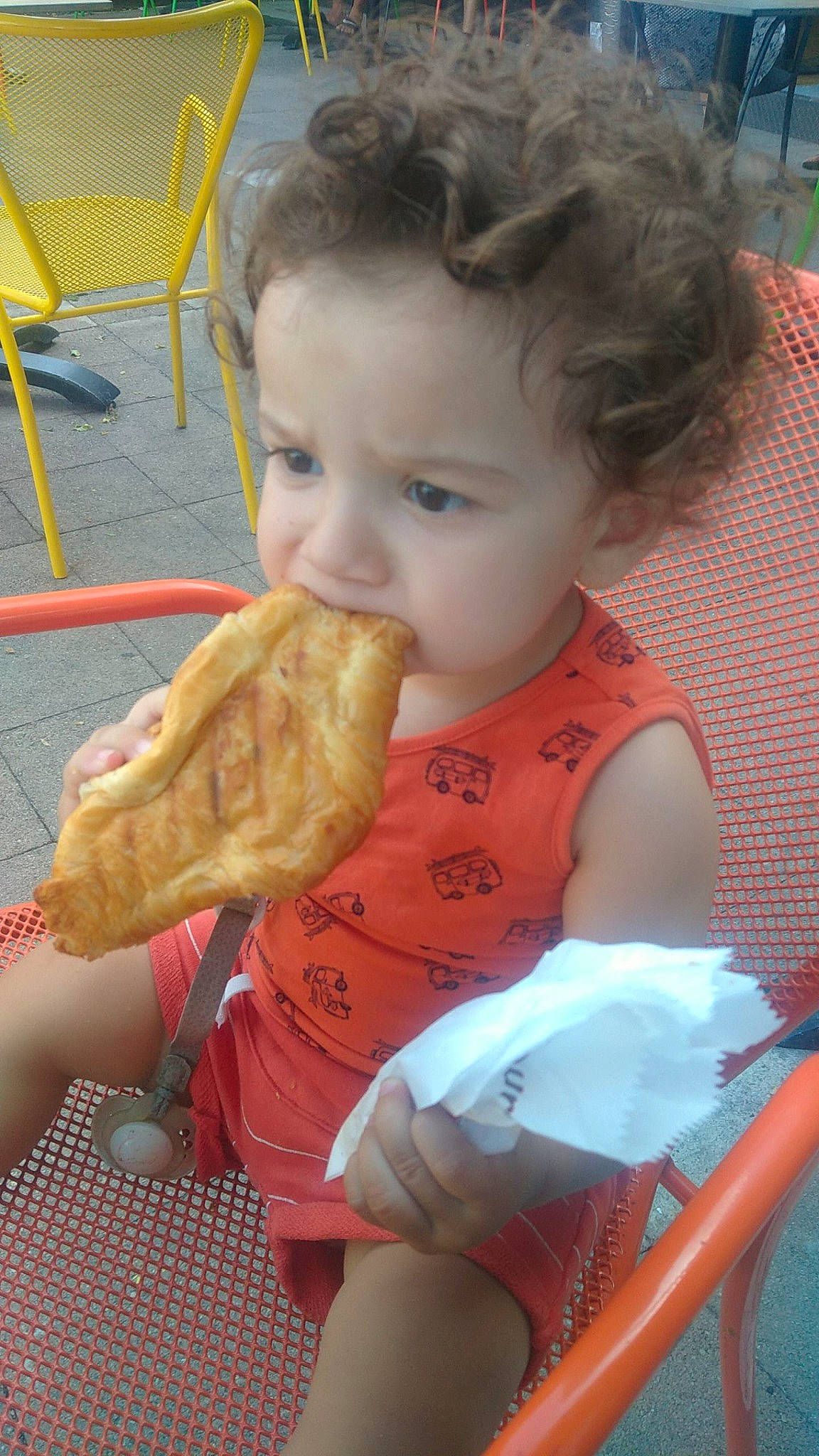 Ghali participe au concours pour gagner de l'argent avec cette photo : baby, baby_toddler_clothing, biting, chair, child, comfort_food, fast_food, finger, finger_food, food, food_craving, fried_food, fun, happy, ingredient, junk_food, person, sitting, skin, toddler