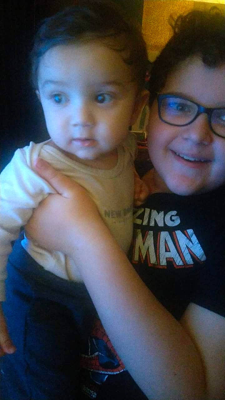 Elies participe au concours pour gagner de l'argent avec cette photo : arm, cheek, eye, finger, gesture, glasses, hair, happy, head, iris, joy, lip, mammal, mouth, muscle, nose, person, shoulder, skin, smile