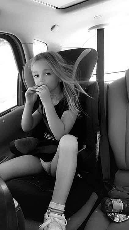 Elisa participe au concours pour gagner de l'argent avec cette photo : automotive_design, black, black_and_white, car, comfort, facial_expression, fashion, flash_photography, hair, hairstyle, leg, mammal, motor_vehicle, person, shoe, shoulder, standing, style, thigh, vehicle_door