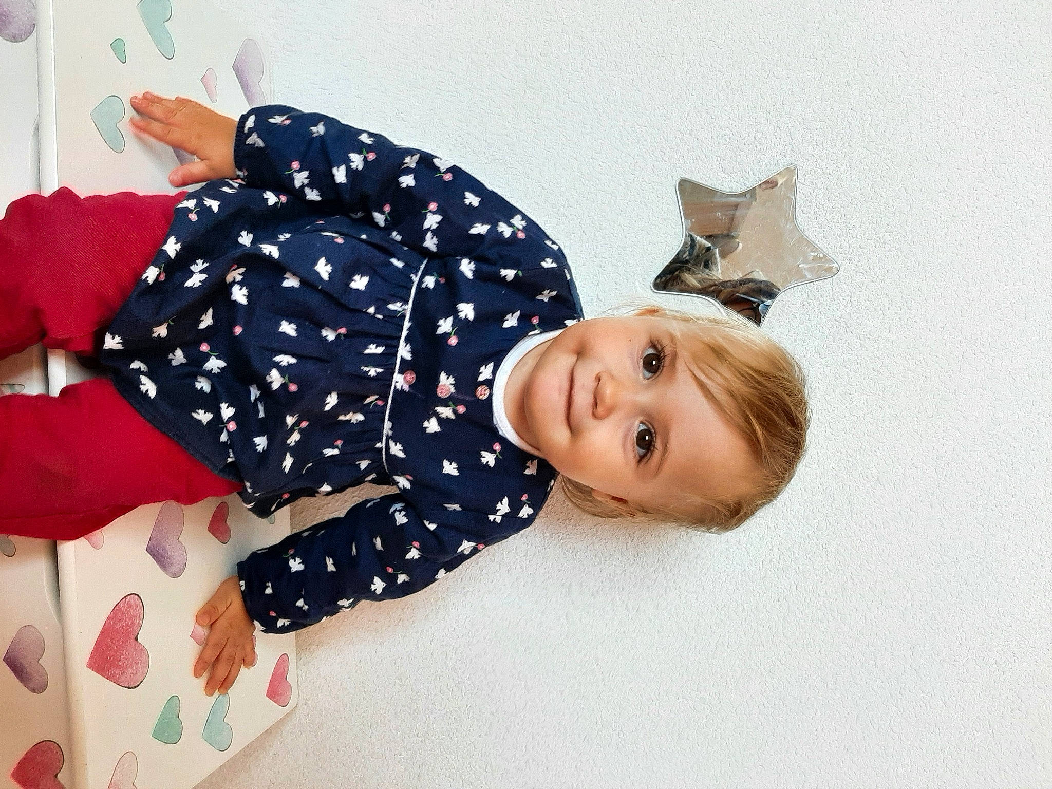 Miya a rejoint le concours — aidez-le/la à gagner de superbes lots ! baby_toddler_clothing, carmine, child, christmas, christmas_eve, costume_hat, fashion_accessory, fictional_character, flooring, fun, happy, hat, joy, linens, pattern, person, plaid, portrait_photography, sitting, sleeve