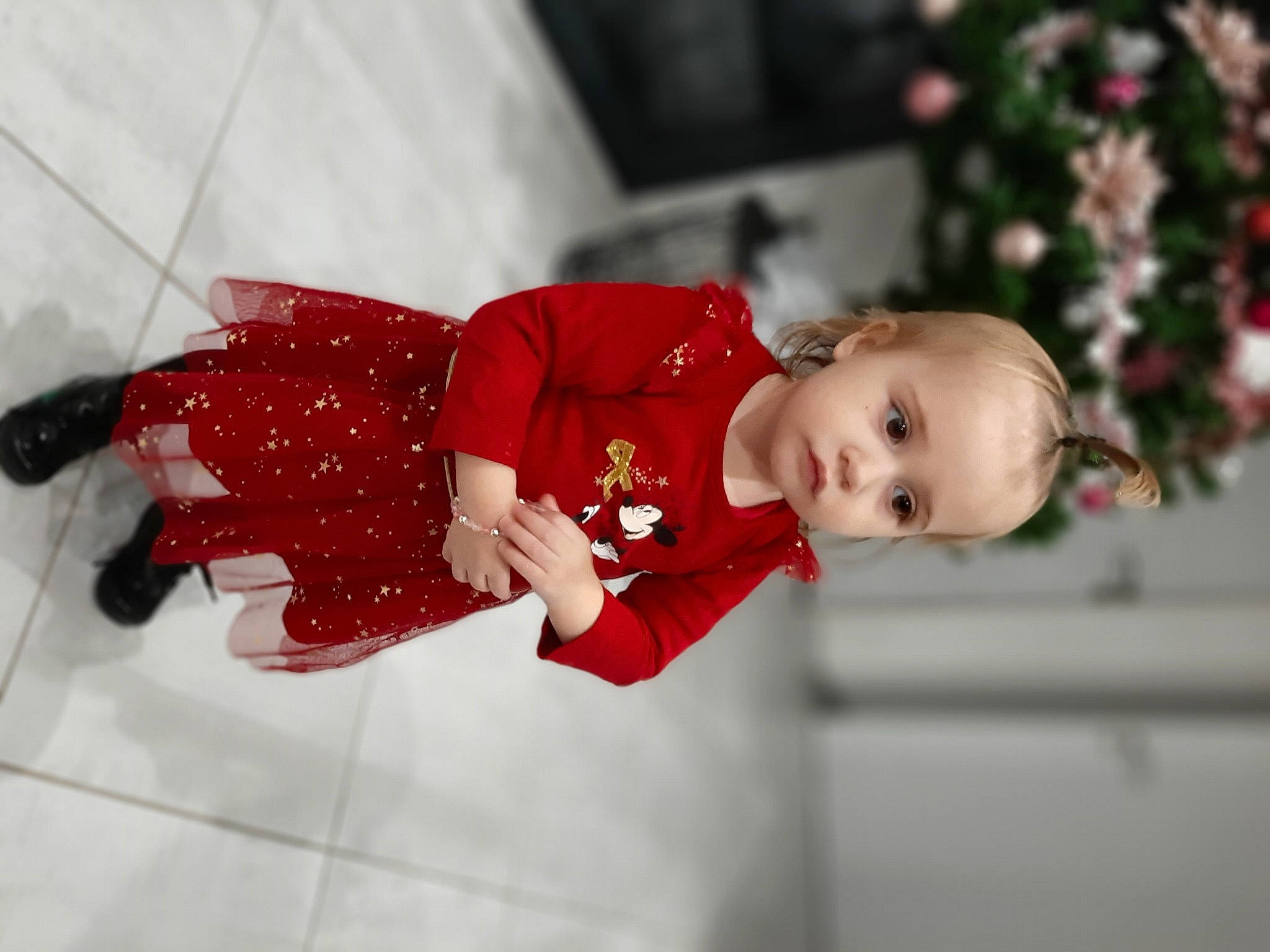 Miya participe au concours pour gagner de l'argent avec cette photo : baby, baby_toddler_clothing, carmine, child, christmas, christmas_eve, event, flash_photography, flooring, gesture, happy, holiday, person, plant, portrait_photography, sleeve, smile, toddler, tradition, tree