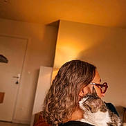 Gribouille a rejoint le concours — aidez-le/la à gagner de superbes lots ! affection, cat, cozy, cuddling, door, glasses, home, human, indoors, long_hair, person, pet, photography, portrait, room, seated, shoulder, tabby_cat, warm_lighting, white_cat