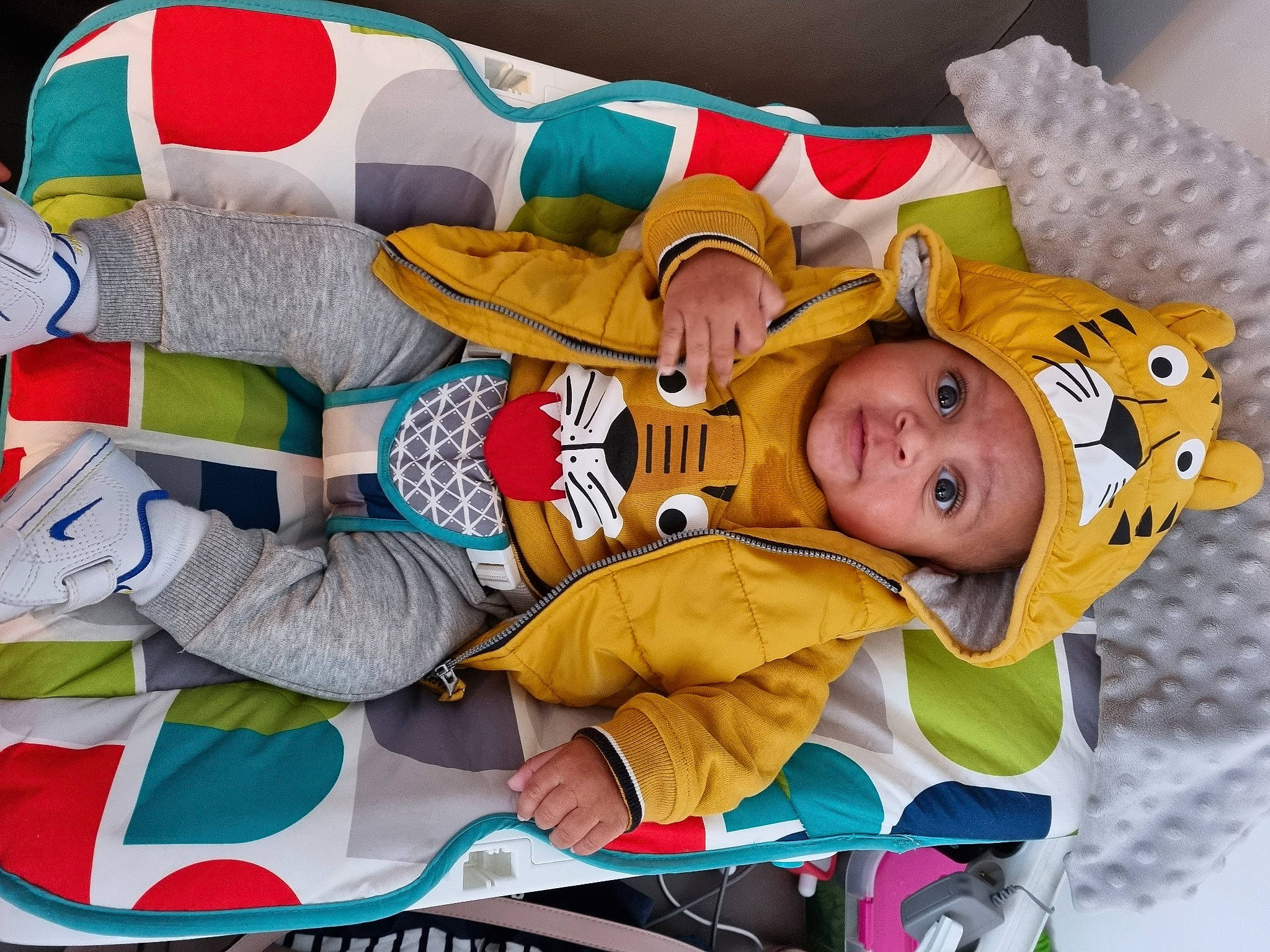 Maël participe au concours pour gagner de l'argent avec cette photo : baby, baby_products, baby_toddler_clothing, baby_toys, bedtime, carmine, child, comfort, event, fun, happy, headwear, lap, linens, person, plush, product, room, sleeve, stuffed_toy