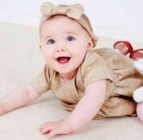 Manon a rejoint le concours — aidez-le/la à gagner de superbes lots ! baby, baby_laughing, baby_making_funny_faces, cheek, child, child_model, crawling, ear, face, facial_expression, forehead, hair_accessory, head, headgear, person, pink, skin, sleeve, smile, toddler