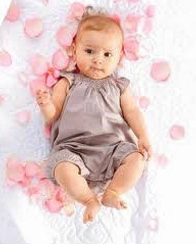 Manon participe au concours pour gagner de l'argent avec cette photo : baby, baby_products, baby_toddler_clothing, child, child_model, pattern, person, pink, product, sitting, sleeve, smile, textile, toddler