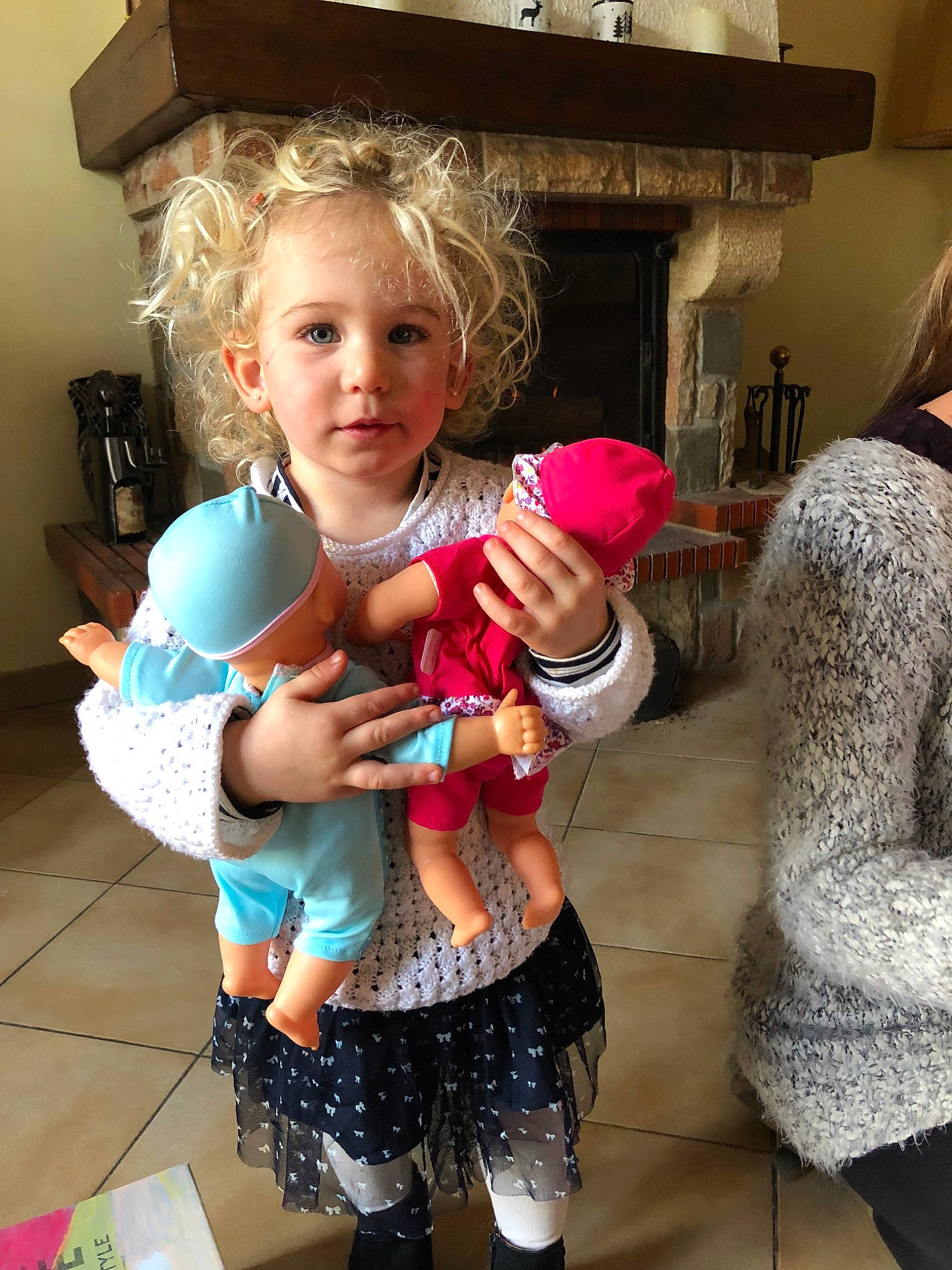 Mélody a rejoint le concours — aidez-le/la à gagner de superbes lots ! baby_products, child, finger, person, pink, play, textile, toddler