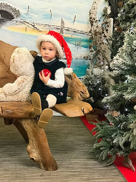 Mélody a rejoint le concours — aidez-le/la à gagner de superbes lots ! christmas, christmas_eve, christmas_tree, fawn, fictional_character, fur, happy, headwear, holiday, leg, leisure, person, santa_claus, sitting, snow, thigh, tourism, tree, vacation, winter