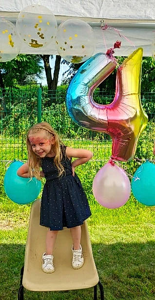 Maëline a rejoint le concours — aidez-le/la à gagner de superbes lots ! balloon, beauty, clothing, facial_expression, fun, grass, green, happy, joy, leisure, nature, people, person, photograph, pink, plant, public_space, recreation, smile, summer