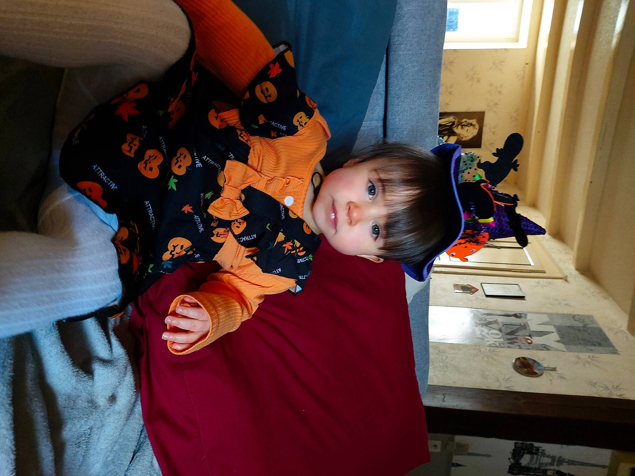 Melody a rejoint le concours — aidez-le/la à gagner de superbes lots ! baby, baby_products, baby_toddler_clothing, child, comfort, curtain, elbow, fun, gesture, happy, human_leg, lap, person, play, room, shoulder, sitting, sleeve, t_shirt, thigh