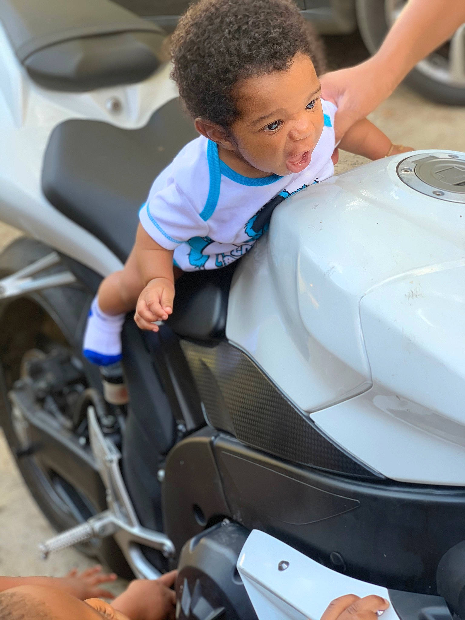 Makhi is registered to the contest to win money with this photo: auto_part, automotive_exterior, automotive_window_part, bumper, car, child, joy, motor_vehicle, person, toddler, vacation, vehicle, windshield