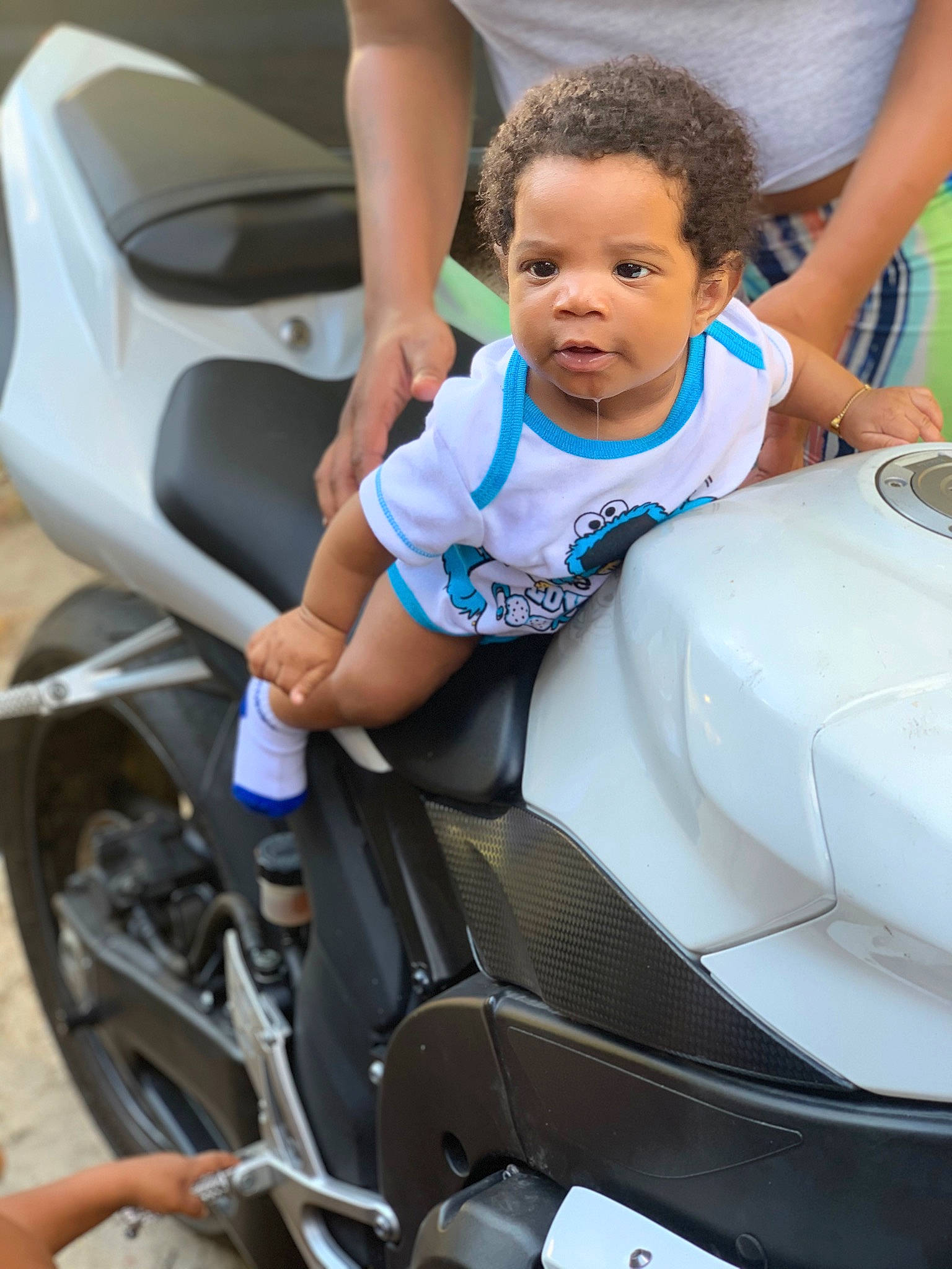 Makhi is registered to the contest to win money with this photo: automotive_exterior, car, child, person, smile, toddler, vacation, vehicle