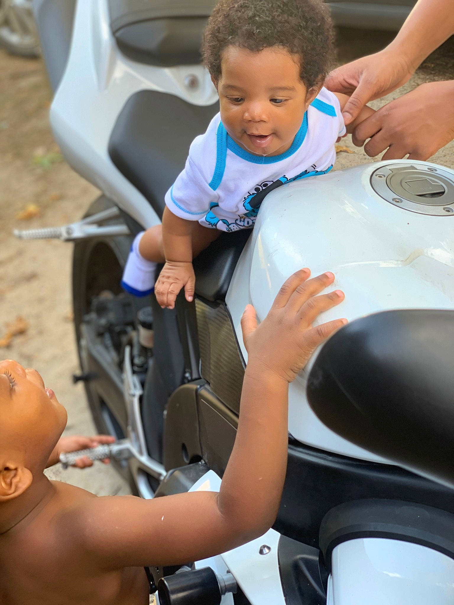 Makhi is registered to the contest to win money with this photo: child, fun, leisure, person, toddler, vacation, vehicle