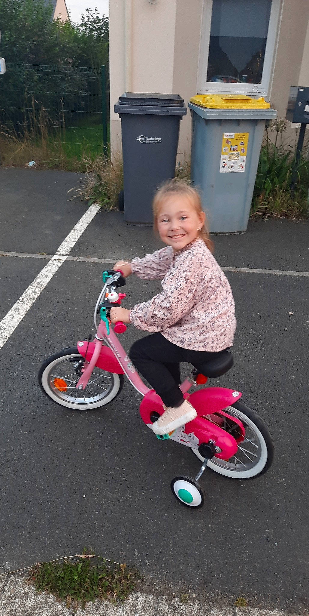 Lyna a rejoint le concours — aidez-le/la à gagner de superbes lots ! bicycle, bicycle_part, bicycle_tire, bicycle_wheel, bicycle_wheel_rim, blue, green, joy, person, photograph, pink, plant, purple, smile, tire, toddler, vehicle, waste_container, waste_containment, wheel