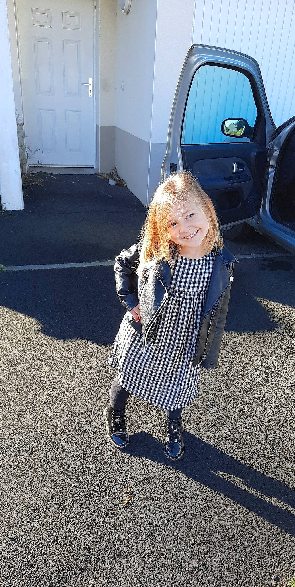 Lyna a rejoint le concours — aidez-le/la à gagner de superbes lots ! asphalt, automotive_exterior, automotive_lighting, automotive_tire, car, cool, door, dress, fender, hood, jeans, joy, person, personal_luxury_car, road_surface, smile, street_fashion, tints_and_shades, trunk, vehicle