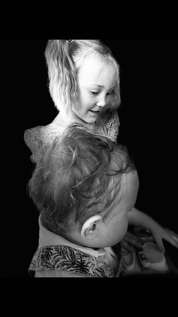 Lyna a rejoint le concours — aidez-le/la à gagner de superbes lots ! black, black_and_white, blond, cheek, darkness, eye, eyebrow, eyelash, fashion_design, flash_photography, gesture, hairstyle, happy, human_body, iris, lip, nose, person, skin, standing