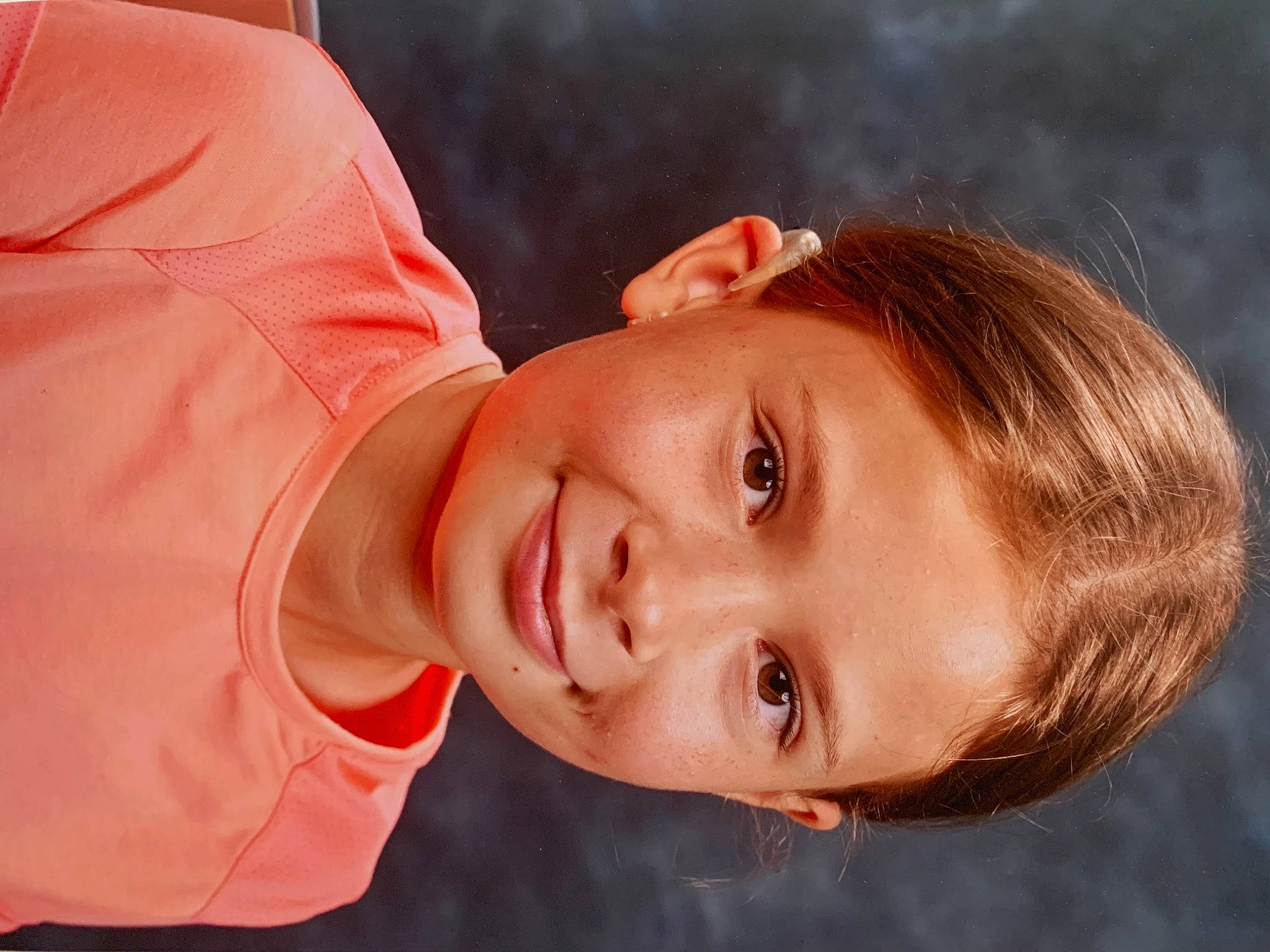Mélina a rejoint le concours — aidez-le/la à gagner de superbes lots ! cheek, child, eyebrow, eyelash, flash_photography, fun, grass, happy, joy, leisure, lip, neck, nose, orange, person, plant, portrait, portrait_photography, smile, toddler