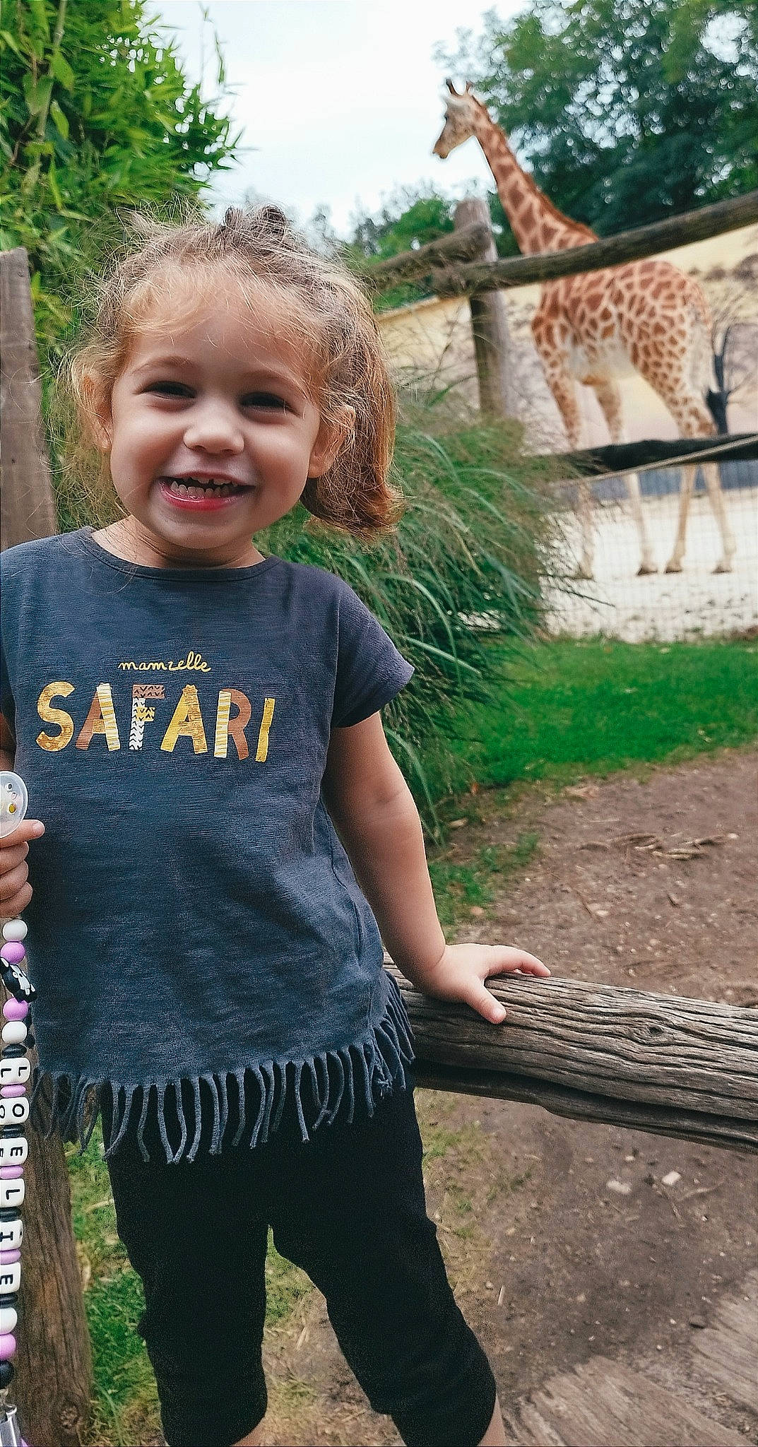 Loélie participe au concours pour gagner de l'argent avec cette photo : adaptation, beauty, eye, grass, grass_family, green, happy, head, joy, leaf, leisure, mammal, people_in_nature, person, plant, skin, sleeve, smile, snapshot, toddler