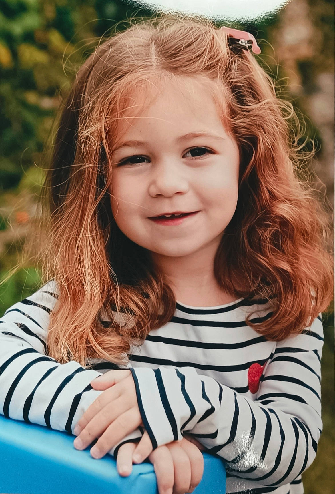 Loélie participe au concours pour gagner de l'argent avec cette photo : eye, face, facial_expression, flash_photography, grass, hair, hairstyle, happy, head, iris, joy, lip, organ, people_in_nature, person, photograph, plant, skin, smile, standing