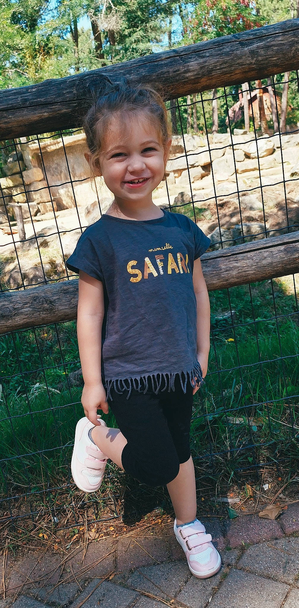 Loélie a rejoint le concours — aidez-le/la à gagner de superbes lots ! baby_toddler_clothing, child, eye, face, fence, grass, hair, happy, head, joy, leisure, neck, people_in_nature, person, plant, sleeve, smile, summer, t_shirt, thigh