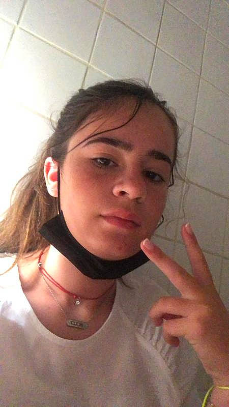 Sadrina participe au concours pour gagner de l'argent avec cette photo : body_jewelry, cheek, chin, ear, earrings, eye, eyebrow, eyelash, face, flash_photography, forehead, gesture, jaw, lip, mouth, neck, nose, person, shoulder, skin