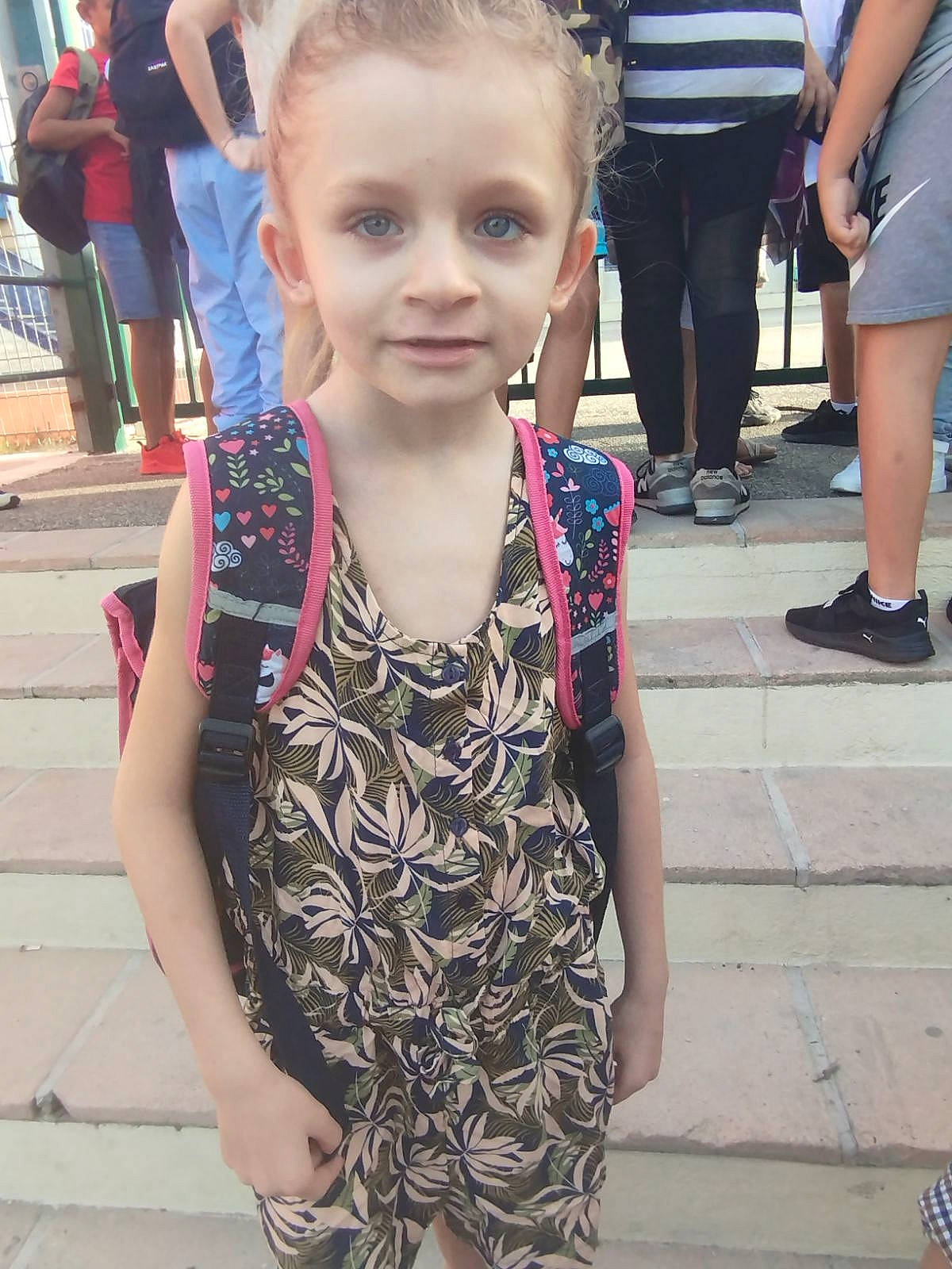 Alyssa participe au concours pour gagner de l'argent avec cette photo : child, cool, event, eyewear, face, fun, hand, happy, human, joint, joy, leg, leisure, person, shorts, standing, style, summer, t_shirt, thigh