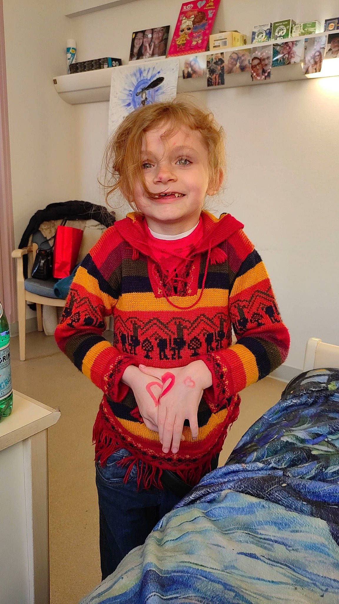 Alyssa a rejoint le concours — aidez-le/la à gagner de superbes lots ! baby_toddler_clothing, chair, child, eye, fun, happy, holiday, joy, linens, pajamas, pattern, person, picture_frame, play, room, sitting, sleeve, smile, t_shirt, table