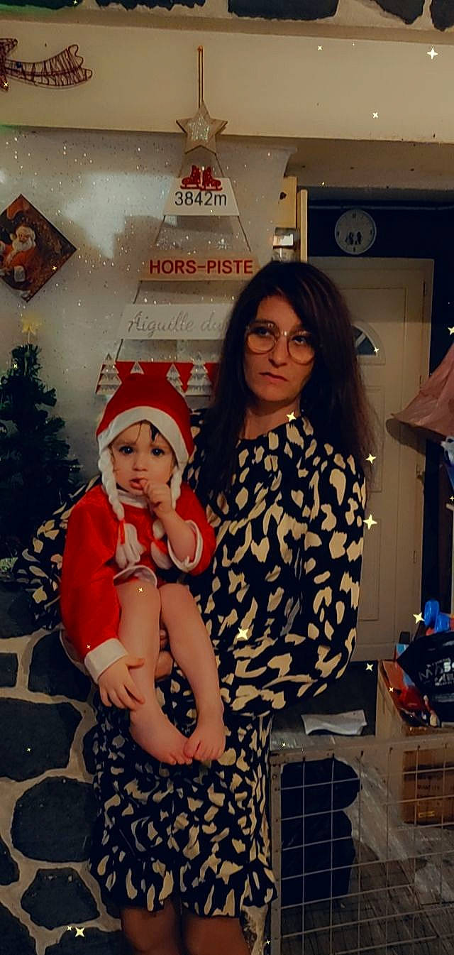 Rihanna Ranwet a rejoint le concours — aidez-le/la à gagner de superbes lots ! baby, christmas, christmas_decoration, christmas_eve, christmas_ornament, christmas_tree, event, eyewear, fun, happy, headwear, holiday, holiday_ornament, lap, ornament, person, room, santa_claus, sitting, t_shirt