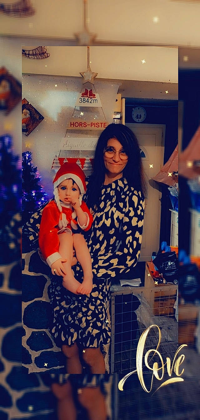 Rihanna Ranwet a rejoint le concours — aidez-le/la à gagner de superbes lots ! beauty, blue, christmas_tree, dress, electric_blue, event, eyewear, fashion, fashion_design, fun, happy, holiday, joy, lighting, ornament, pattern, person, retail, room, smile