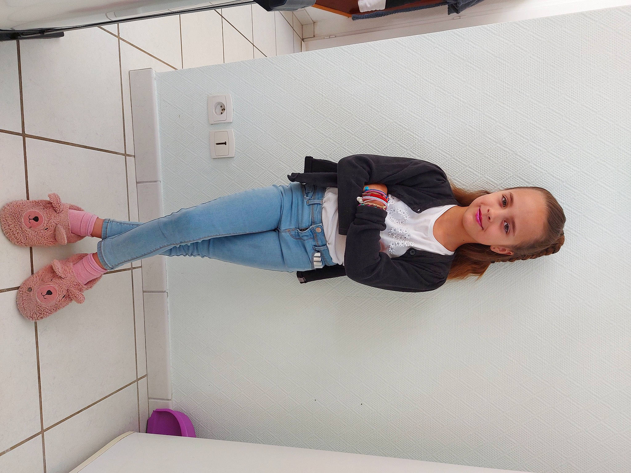 Zoé a rejoint le concours — aidez-le/la à gagner de superbes lots ! boot, cleanliness, comfort, elbow, flooring, fun, human_leg, joint, joy, knee, person, room, sneakers, sock, t_shirt, thigh