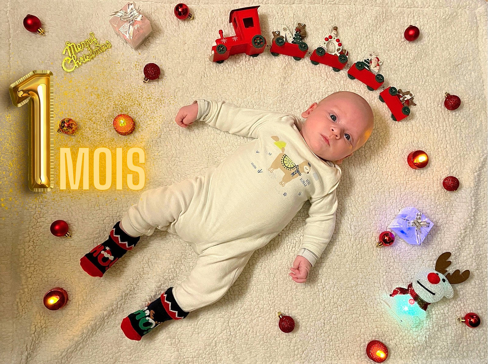 Tino a rejoint le concours — aidez-le/la à gagner de superbes lots ! baby, baby_products, baby_toddler_clothing, baby_toys, carmine, child, circle, comfort, flooring, font, happy, linens, pattern, person, play, red, room, sitting, sleeve, smile