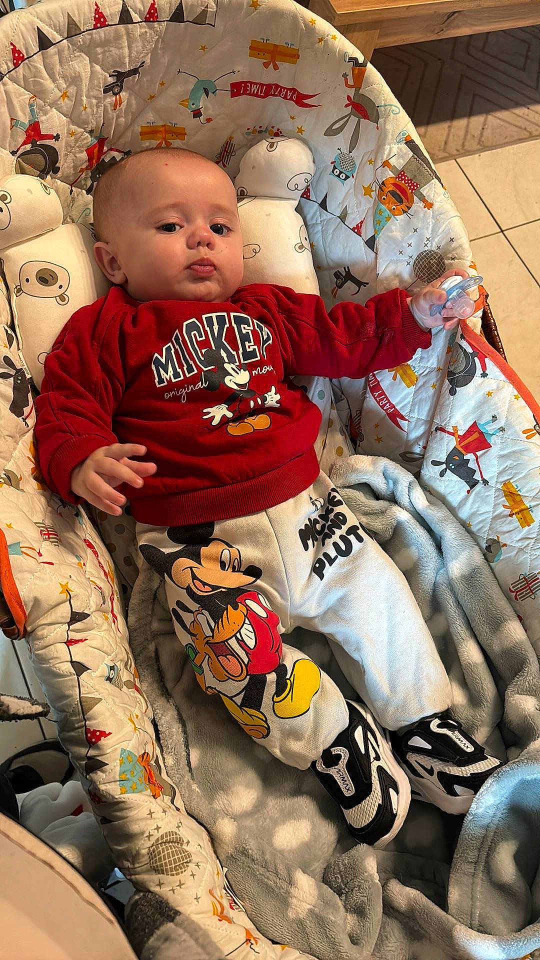 Lyam participe au concours pour gagner de l'argent avec cette photo : baby, baby_toddler_clothing, carmine, cheek, child, christmas_ornament, event, happy, head, holiday, jersey, linens, pattern, person, room, sitting, sleeve, sportswear, t_shirt, toddler