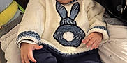 Laël participe au concours pour gagner de l'argent avec cette photo : baby, child, infant, sweater, bunny, hat, car_seat, cushion, clothing, cute, face, hand, footwear, indoor, person, portrait, smile, white, blue, seatbelt