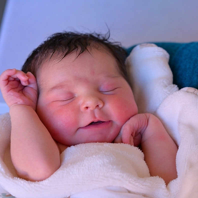 Yuè participe au concours pour gagner de l'argent avec cette photo : baby, sleeping, blanket, soft, cute, newborn, infant, peaceful, hands, face, portrait, wrapped, cozy, resting, skin, indoors, child, young, adorable, comfort