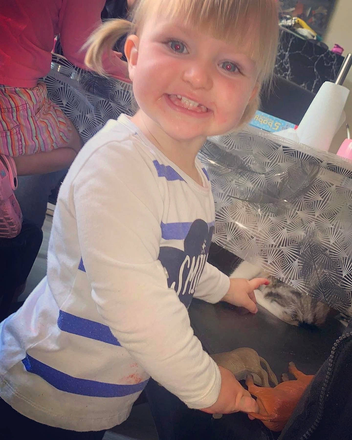 Lorena a rejoint le concours — aidez-le/la à gagner de superbes lots ! arm, baby_toddler_clothing, cheek, child, cool, elbow, electric_blue, finger, fun, hairstyle, happy, head, iris, joy, lap, organ, person, sleeve, smile, t_shirt