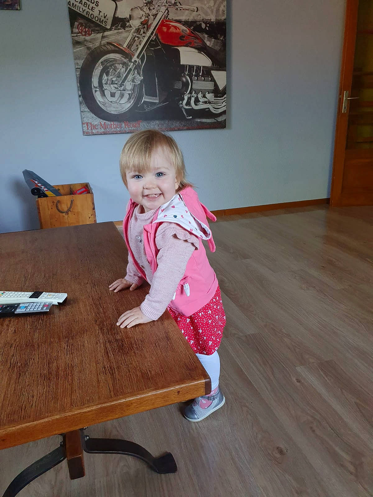 Lorena participe au concours pour gagner de l'argent avec cette photo : baby_toddler_clothing, child, desk, door, floor, flooring, furniture, hardwood, joy, outdoor_furniture, person, picture_frame, room, sitting, smile, table, tire, toddler, varnish, wheel