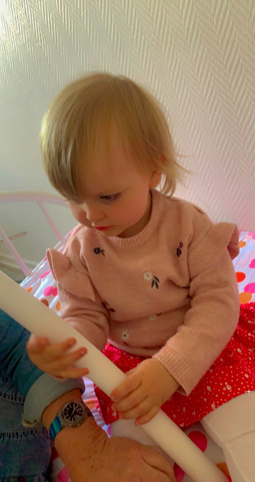 Lorena participe au concours pour gagner de l'argent avec cette photo : baby, baby_toddler_clothing, blond, cheek, dress, finger, hair, hand, human_leg, iris, jewellery, lip, nail, neck, person, pink, skin, sleeve, thigh, thumb