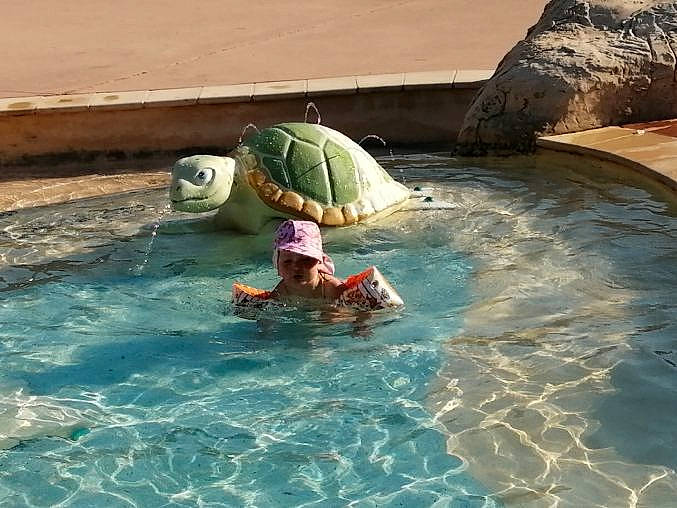 Lorena a rejoint le concours — aidez-le/la à gagner de superbes lots ! bathing, body_of_water, fun, hat, headwear, landscape, leisure, leisure_centre, liquid, person, personal_protective_equipment, recreation, reflection, resort, resort_town, swimming_pool, toddler, vacation, water