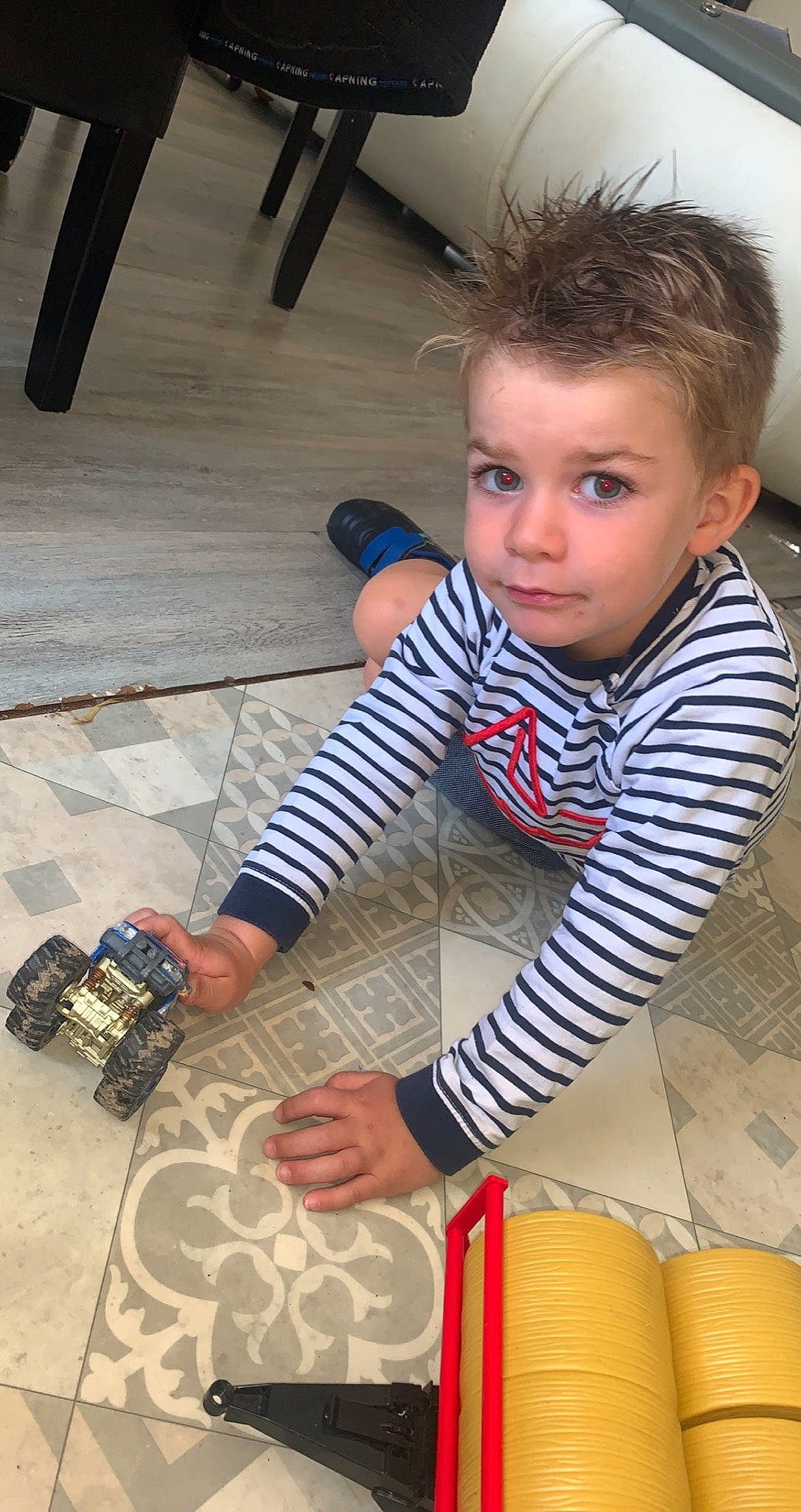Louis a rejoint le concours — aidez-le/la à gagner de superbes lots ! baby_toddler_clothing, child, finger, floor, flooring, fun, hand, hardwood, human_leg, pattern, person, play, recreation, sitting, sleeve, soil, t_shirt, toddler, toy, varnish