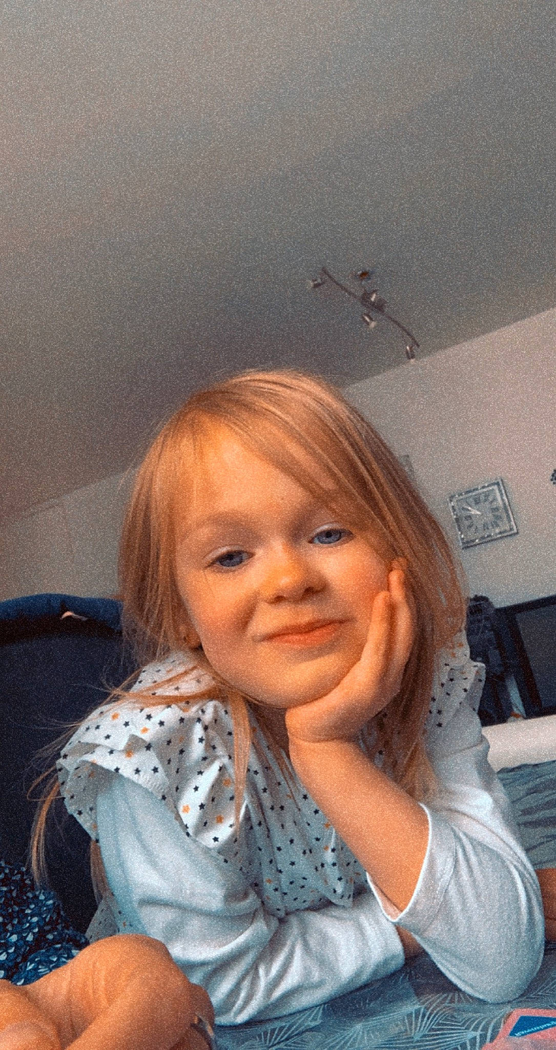 Ellana a rejoint le concours — aidez-le/la à gagner de superbes lots ! bangs, blond, ceiling, ceiling_fan, chair, cheek, child, eye, eyelash, face, fun, hairstyle, happy, iris, joy, lip, mechanical_fan, person, room, sitting