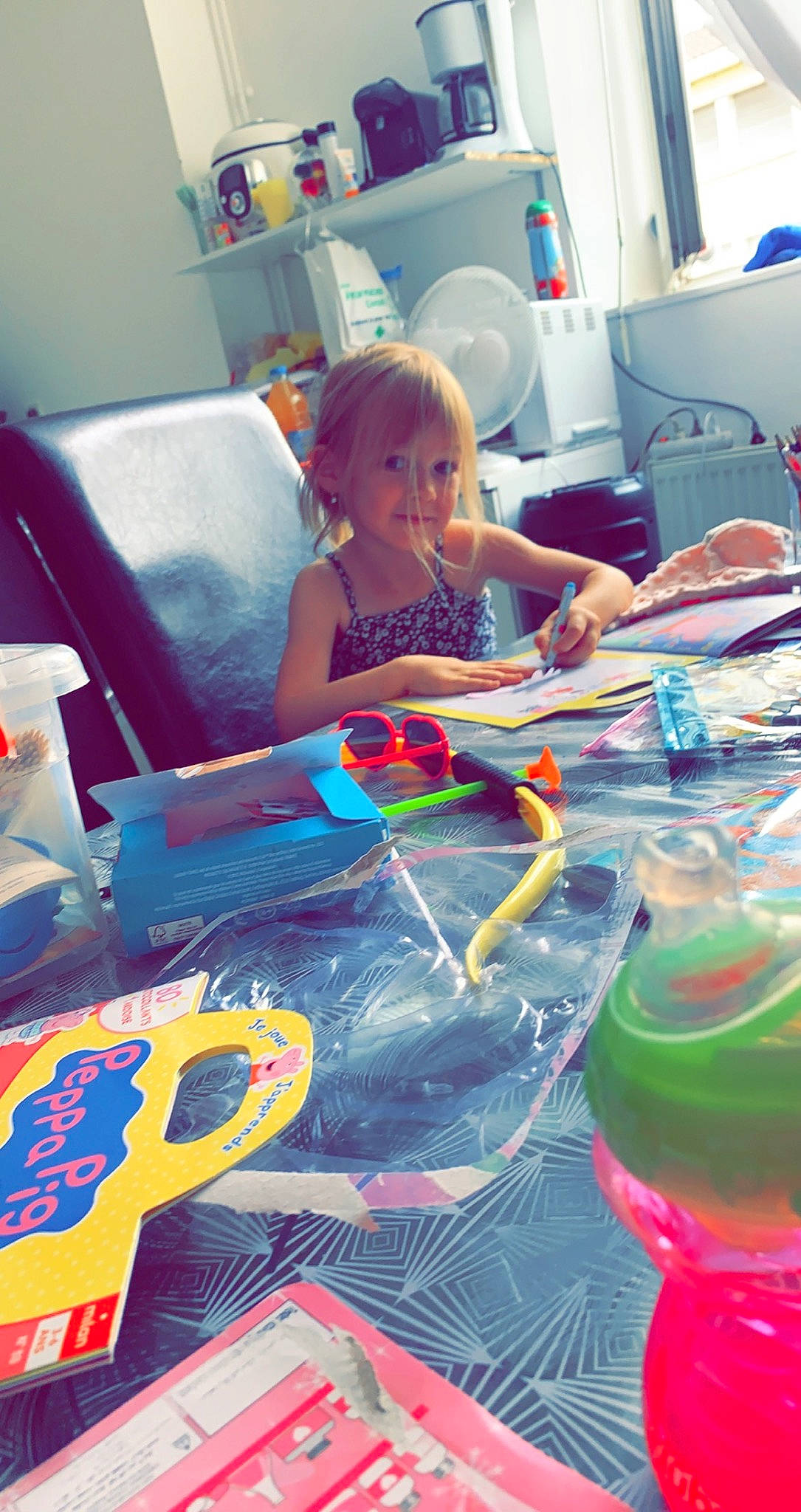 Ellana a rejoint le concours — aidez-le/la à gagner de superbes lots ! art, artist, child, electronic_device, flooring, fun, glass, home_appliance, leisure, linens, paint, person, play, recreation, room, summer, t_shirt, toddler, toy, vacation