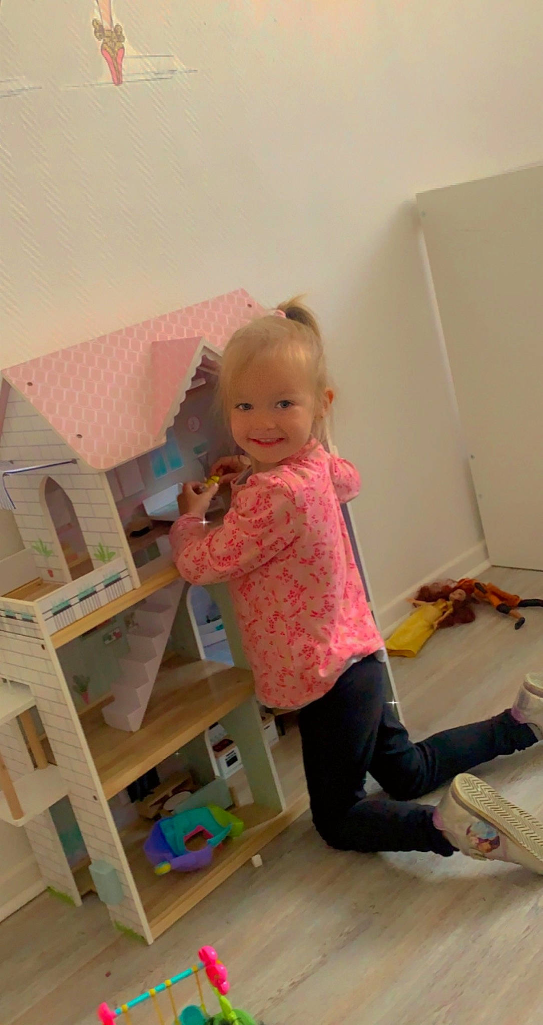 Ellana a rejoint le concours — aidez-le/la à gagner de superbes lots ! baby, baby_products, baby_toddler_clothing, baby_toys, child, drawer, flooring, fun, hardwood, joy, magenta, person, pink, play, room, shelf, shelving, sleeve, smile, t_shirt
